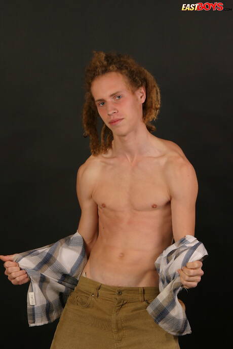 Le minet chaud Jan taquine sa bite