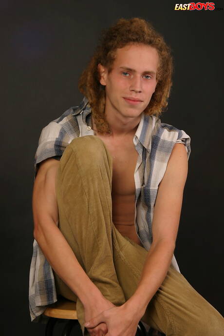 Le minet chaud Jan taquine sa bite