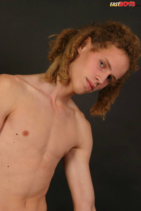 섹시한 트윙크 얀이 자기 꼬라지를 놀리고 있다