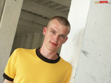 Le jeune mec Jakob se déshabille et montre son cul chaud en extérieur