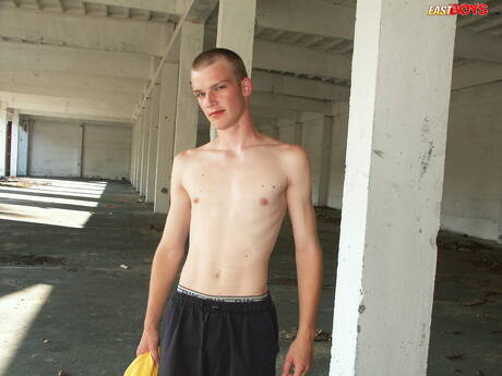 Le jeune mec Jakob se déshabille et montre son cul chaud en extérieur