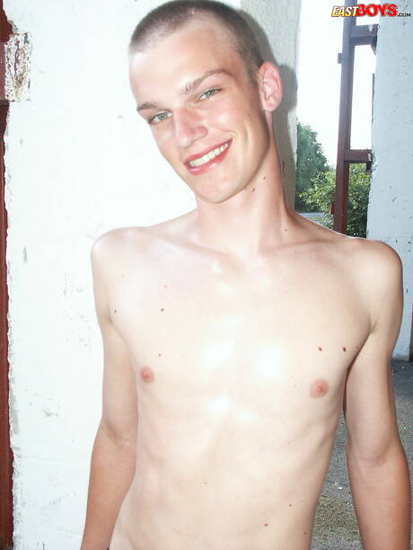 Le jeune mec Jakob se déshabille et montre son cul chaud en extérieur