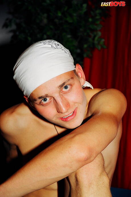 Hübscher Junge Dirk posiert nackt