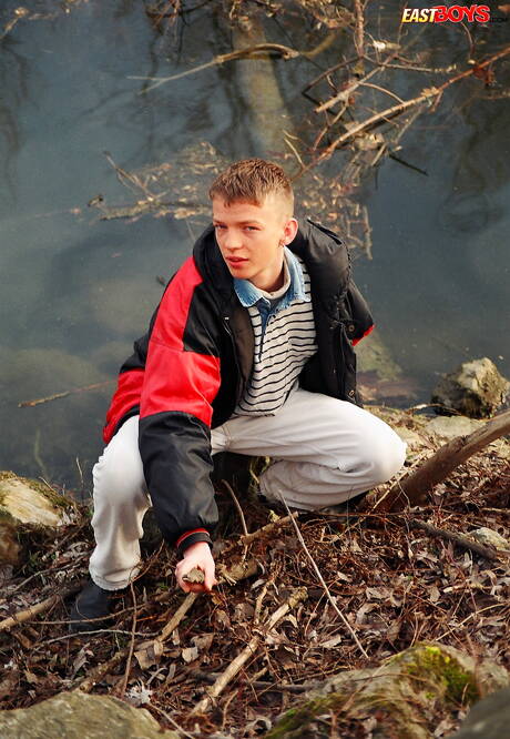 Hübscher Junge Timur bei Dreier-Fick-Action im Freien