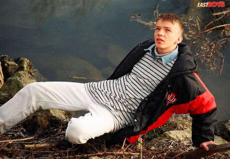 Hübscher Junge Timur bei Dreier-Fick-Action im Freien