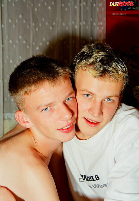 Hübscher Junge Timur bei Dreier-Fick-Action im Freien