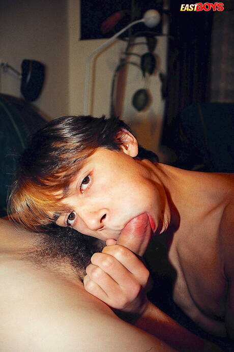 トゥインクアレックスはチンポをしゃぶった後にアナルファックする