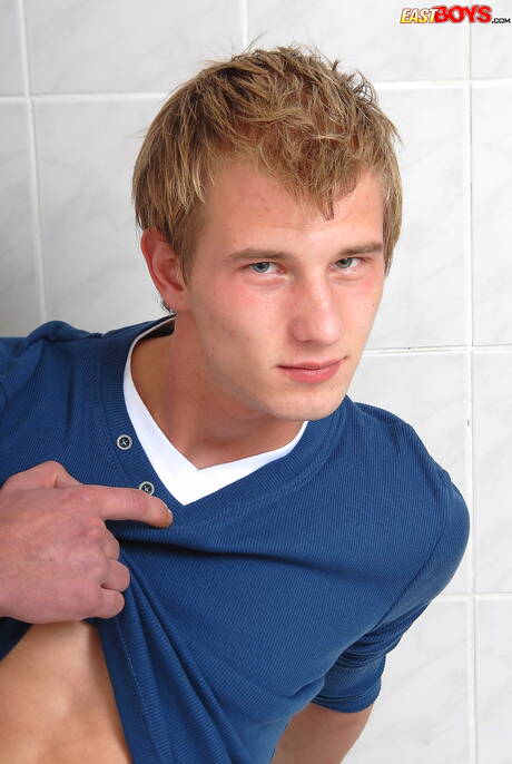 漂亮男孩 Darius 在浴缸中裸體擺姿勢並露出屁股