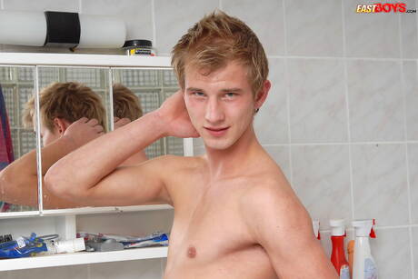 漂亮男孩 Darius 在浴缸中裸體擺姿勢並露出屁股