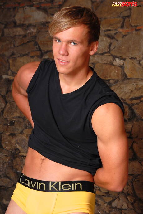 Beefcake Brody shows a beautiful body