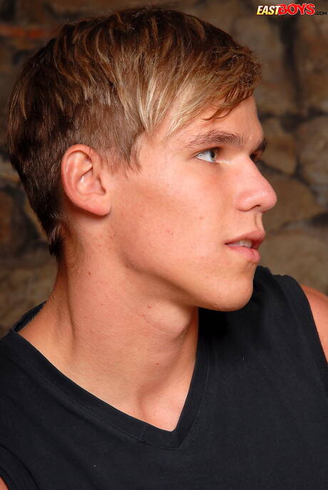 Beefcake Brody shows a beautiful body