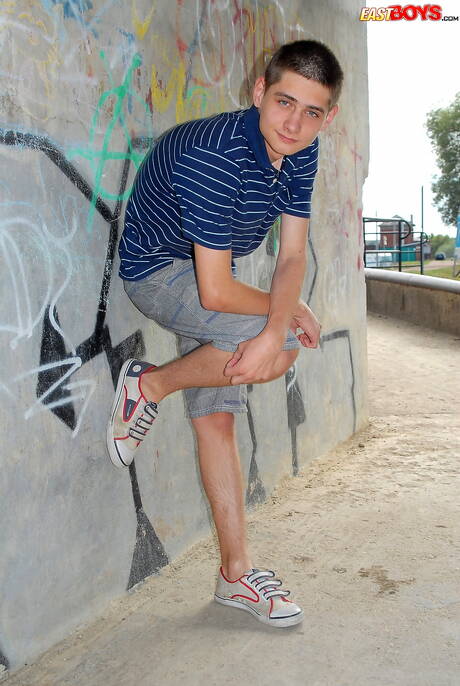 漂亮男孩馬龍在戶外裸體擺造型