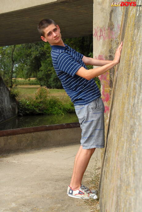 漂亮男孩馬龍在戶外裸體擺造型