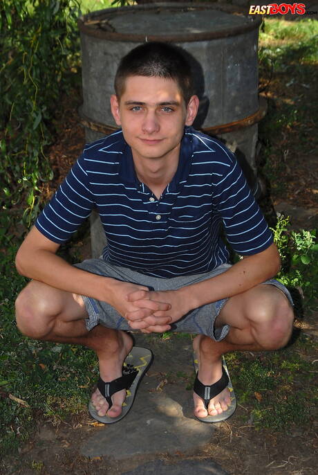 漂亮男孩馬龍在戶外裸體擺造型