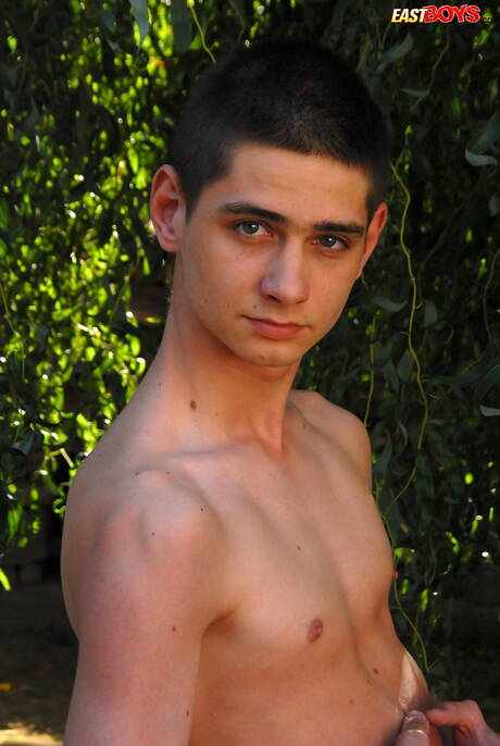 漂亮男孩馬龍在戶外裸體擺造型