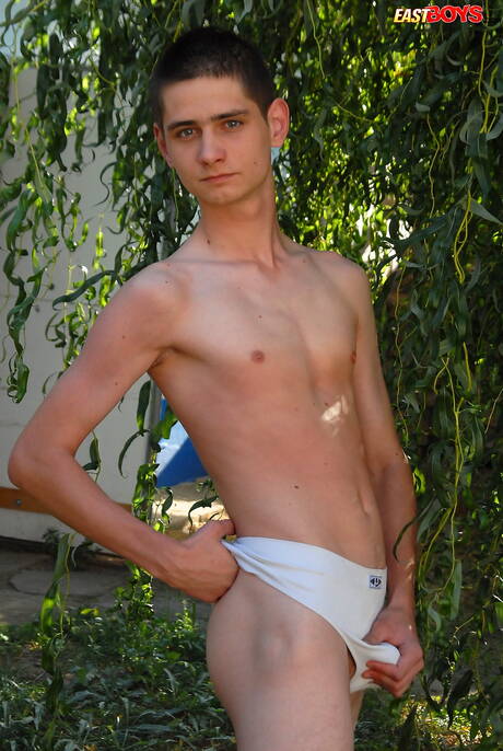 漂亮男孩馬龍在戶外裸體擺造型