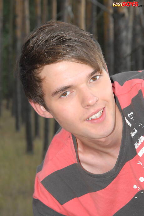 美少年エミルが完璧なボディを披露