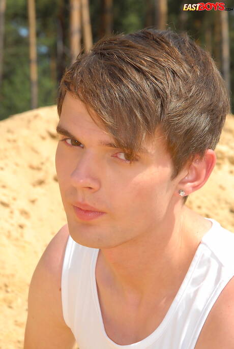 美少年エミルが完璧なボディを披露