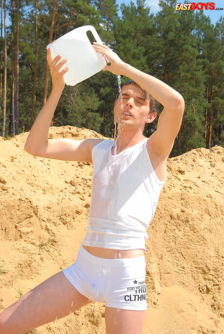 美少年エミルが完璧なボディを披露