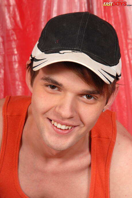 美少年エミルが完璧なボディを披露