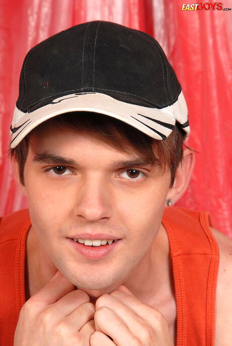 美少年エミルが完璧なボディを披露