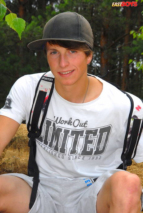 Der junge Typ Stanley zieht sich aus und zeigt seinen knackigen Hintern im Freien