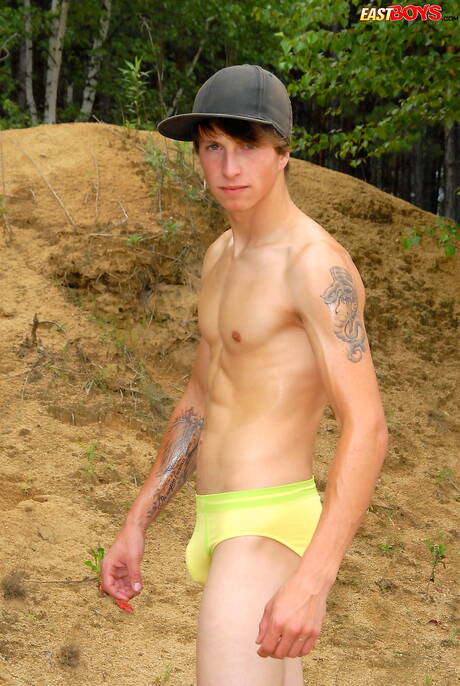 Der junge Typ Stanley zieht sich aus und zeigt seinen knackigen Hintern im Freien