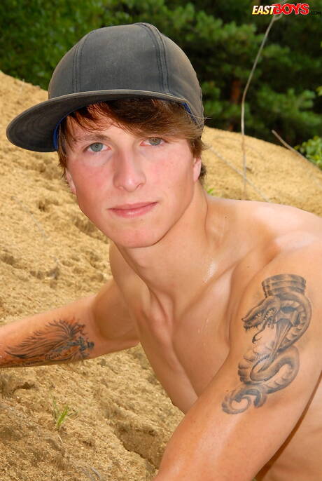 Der junge Typ Stanley zieht sich aus und zeigt seinen knackigen Hintern im Freien