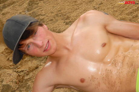 Der junge Typ Stanley zieht sich aus und zeigt seinen knackigen Hintern im Freien