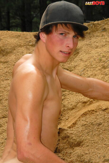 Der junge Typ Stanley zieht sich aus und zeigt seinen knackigen Hintern im Freien