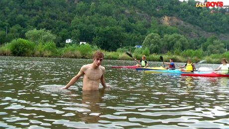 美少年ブラッドがビーチを歩いた後に完璧なボディを披露