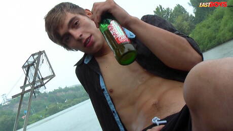 美少年ブラッドがビーチを歩いた後に完璧なボディを披露