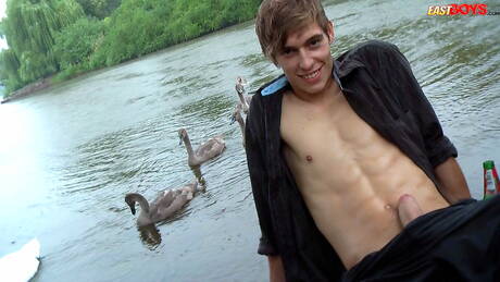 美少年ブラッドがビーチを歩いた後に完璧なボディを披露