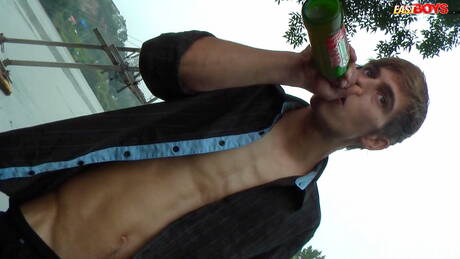 美少年ブラッドがビーチを歩いた後に完璧なボディを披露