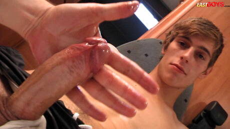 美少年ブラッドがビーチを歩いた後に完璧なボディを披露