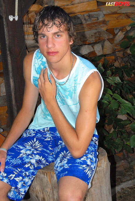 漂亮男孩奧林在戶外裸體擺造型