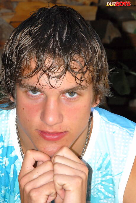 漂亮男孩奧林在戶外裸體擺造型