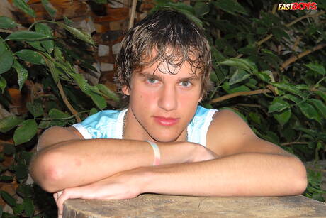 漂亮男孩奧林在戶外裸體擺造型