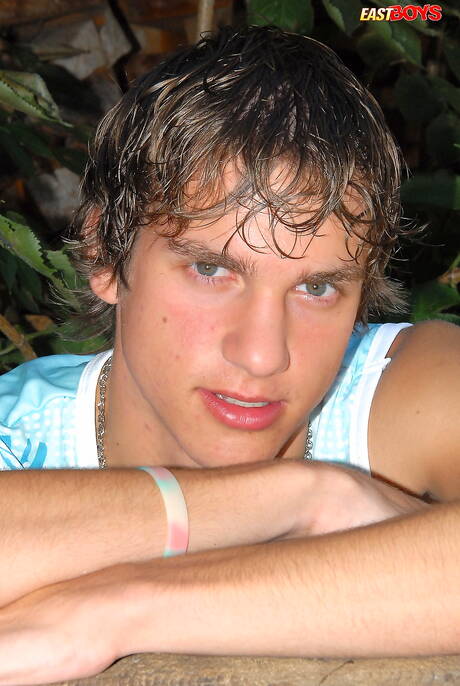 漂亮男孩奧林在戶外裸體擺造型