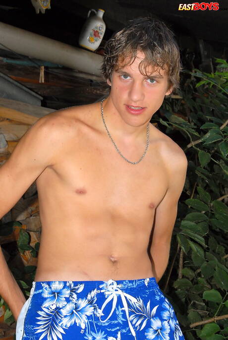 漂亮男孩奧林在戶外裸體擺造型