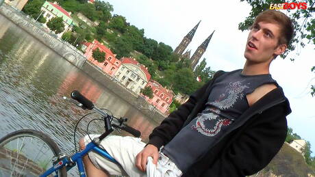 Il giovane Brad si toglie i vestiti fuori