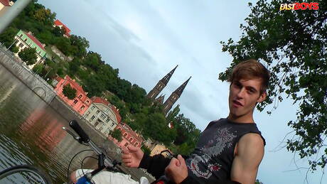 Il giovane Brad si toglie i vestiti fuori