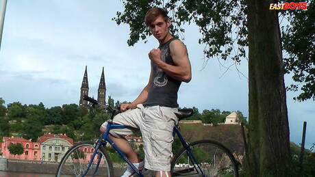 Der junge Kerl Brad zieht sich draußen aus