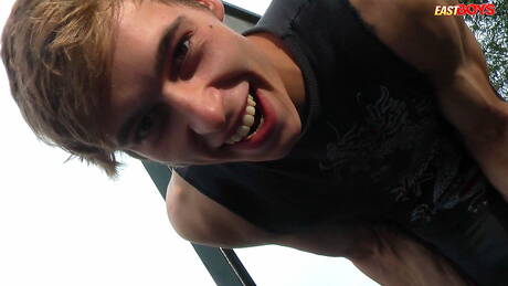 Il giovane Brad si toglie i vestiti fuori