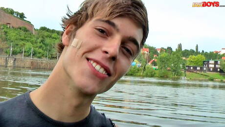 Il giovane Brad si toglie i vestiti fuori