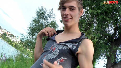 Il giovane Brad si toglie i vestiti fuori