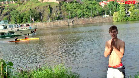 Il giovane Brad si toglie i vestiti fuori