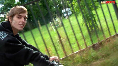 Il giovane Brad si toglie i vestiti fuori