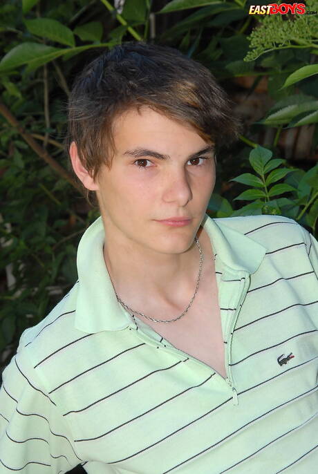 捷克帥哥比爾威廉斯在戶外裸體擺造型