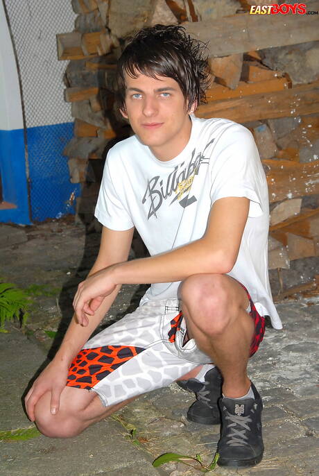 Le minet chaud Earl se déshabille et montre son cul chaud